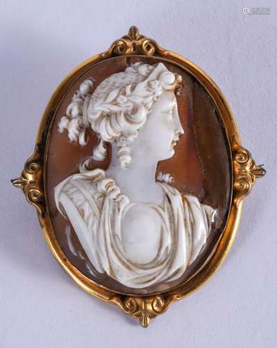 AN ANTIQUE 9CT GOLD CAMEO BROOCH. 6 cm x 5 cm.