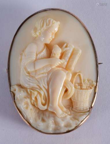 A 9CT GOLD CARVED BROOCH. 4 cm x 5.5 cm.