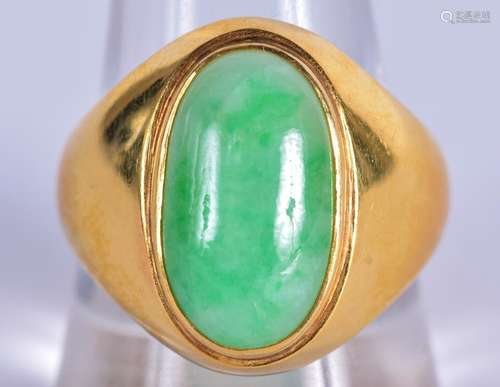 A VINTAGE SILVER GILT AND JADEITE RING. T. 10.5 grams.