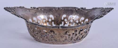 A VINTAGE STERLING SILVER SWEETMEAT DISH. 9.5 cm wide.