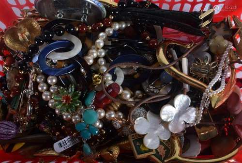 ASSORTED JEWELLERY. (qty)