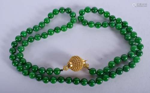 A GOOD 18CT GOLD CHINESE JADEITE NECKLACE. 84 cm long.