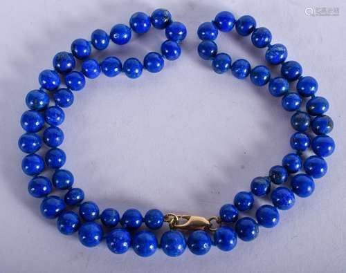 A 9CT GOLD CHINESE LAPIS LAZULI NECKLACE. 48 cm long.