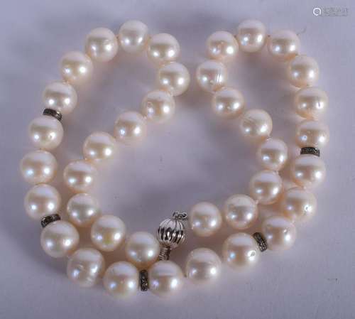 AN 18CT GOLD DIAMOND AND PEARL NECKLACE. 44 cm long.