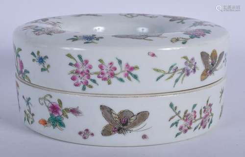 A CHINESE PORCELAIN BOWL AND COVER. 15 cm wide.