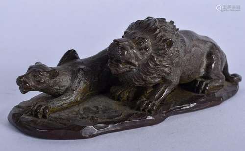 A JAPANESE BRONZE TIGER GROUP. 10 cm x 5 cm.