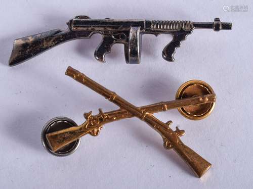 TWO VINTAGE GUN BROOCHES. (2)