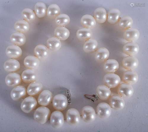 A 14CT PEARL NECKLACE. 44 cm long.