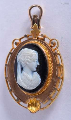 AN 18CT GOLD HARDSTONE CAMEO BROOCH. 5.4 grams. 2 cm x