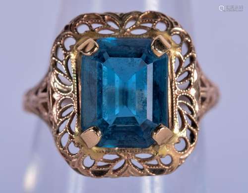 A 10CT GOLD BLUE STONE RING. 2.9 grams. Size Size K.