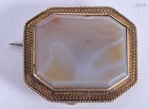 A GOLD AND AGATE BROOCH. 3 cm x 2.5 cm.