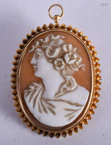 A 9CT GOLD CAMEO BROOCH. 2.5 cm x 3 cm.