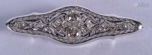 AN 18CT GOLD AND DIAMOND BROOCH the two central stones