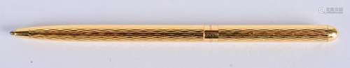 A TIFFANY & CO YELLOW METAL PEN. 12.5 cm long.