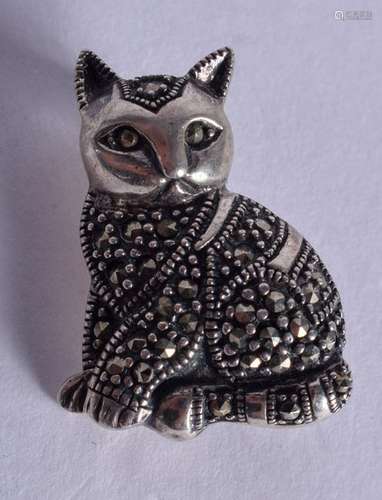 A SILVER CAT BROOCH. 1 cm x 2.5 cm.