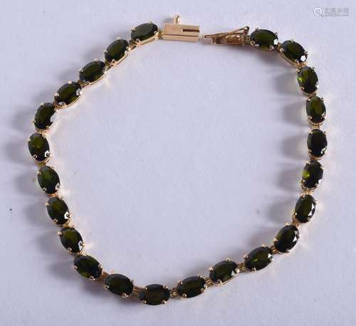 A 14CT GOLD AND TOURMALINE BRACELET. 17 cm long.