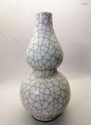 A Chinese Ge crackle glaze bottle gourd vase