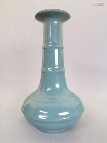 An elegant Chinese Ge crackle long neck vase