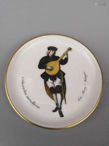 A NICE CERAMIC DISH WITH A MUSICIAN