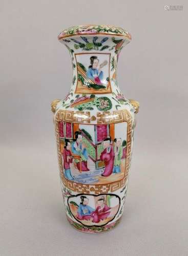 AN ELEGANT CHINESE QING ROSE MEDALLION VASE