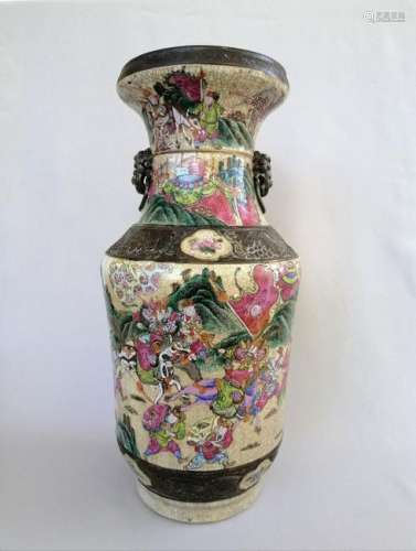 Superb Chinese Qing dynasty famille rose vase
