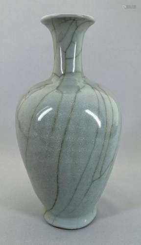 Chinese Qing Dynasty Vase with White Crackled G