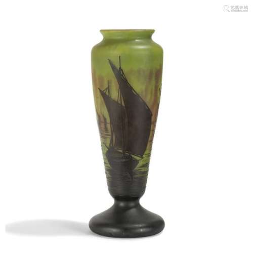 DAUM NANCY Voiliers Vase balustre sur piédouche. É…