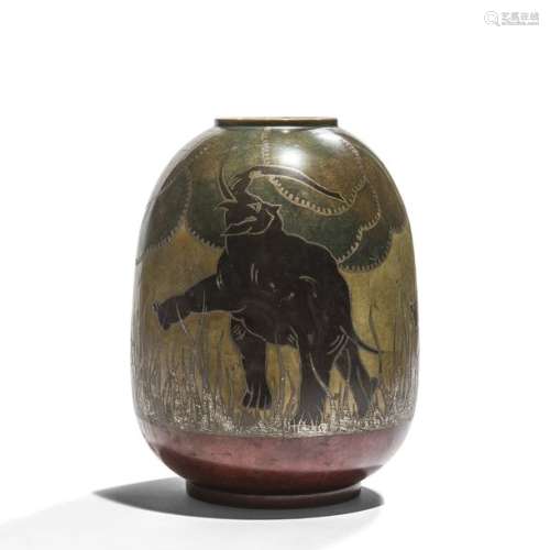 DERICEMO Éléphants, circa 1930 Vase ovoïde sur tal…