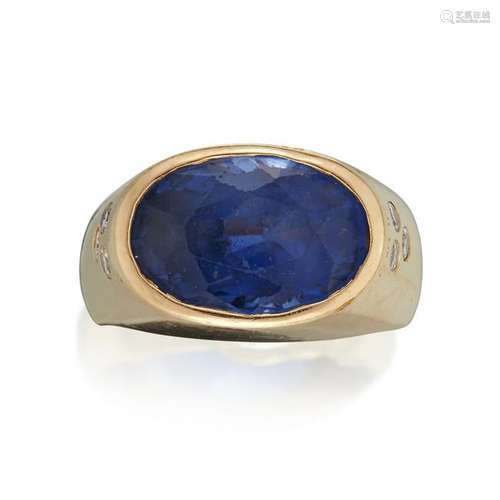 An eighteen karat gold and sapphire ring,