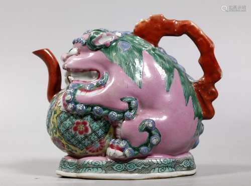 Chinese 18 / 19 C Porcelain Fu Dog & Ball Teapot