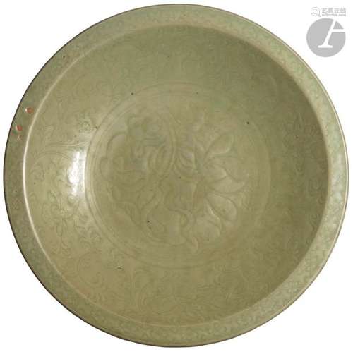 CHINE Époque MING (1368 1644) Plat rond en grès ém…