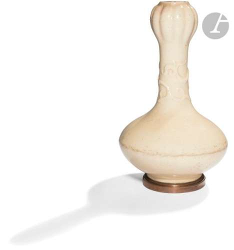 CHINE XVIIe siècle Vase à col en gousse d’ail à pa…