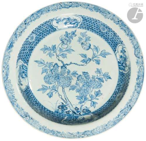 CHINE XVIIIe siècle Plat rond en porcelaine blanch…