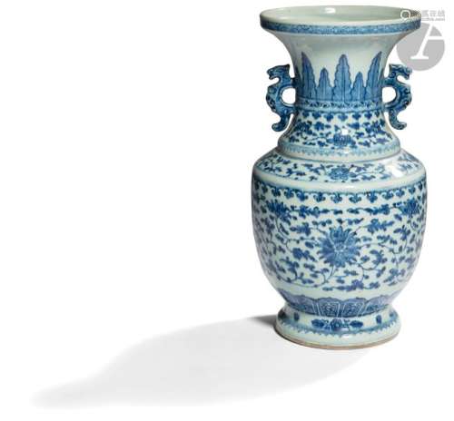 CHINE XVIIIe siècle Vase en porcelaine blanche éma…