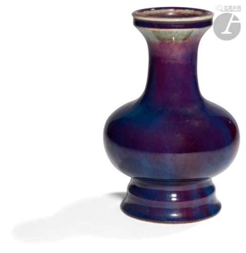 CHINE XIXe siècle Vase à panse basse sur piédouche…