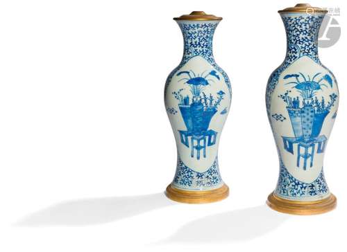 CHINE XIXe siècle Paire de vases balustres en porc…