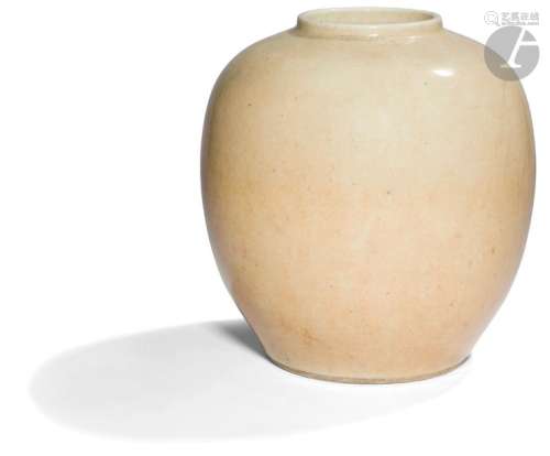 CHINE XIXe siècle Pot en porcelaine émaillée beige…