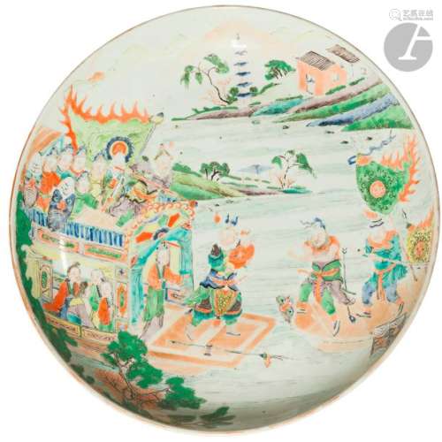 CHINE XIXe siècle Plat rond en porcelaine émaillée…