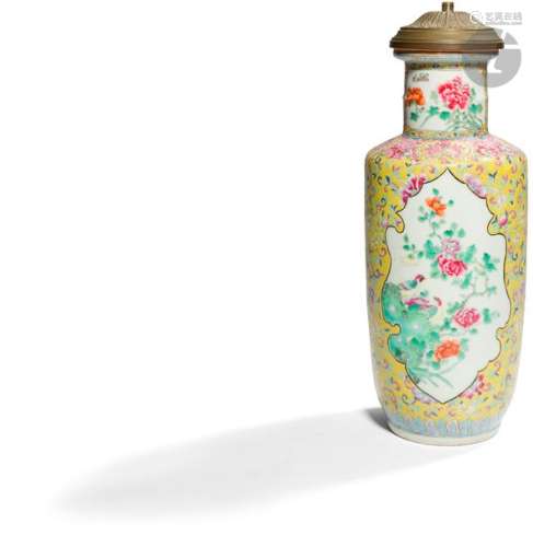 CHINE XIXe siècle Vase en porcelaine émaillée poly…