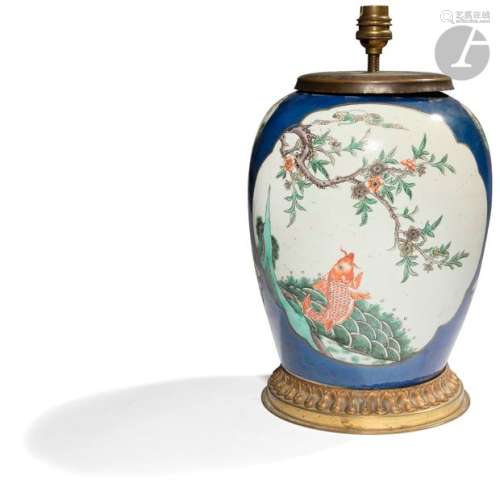 CHINE Fin XIXe siècle Vase en porcelaine blanche à…