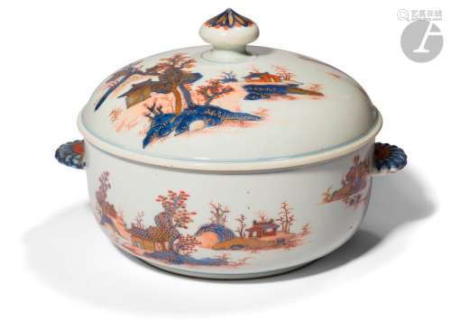 JAPON XVIIIe siècle Soupière couverte en porcelain…