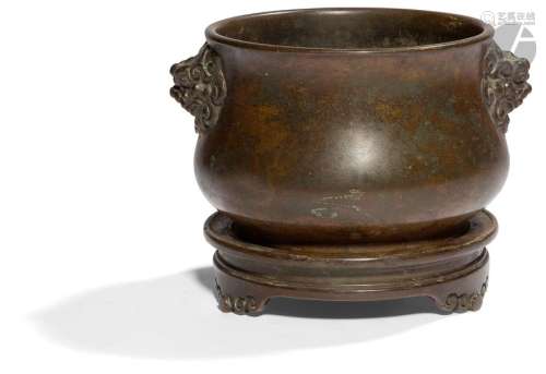 CHINE XVIIIe siècle Brûle parfum en bronze à patin…