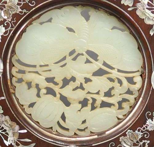 Petit écran circulaire formé d’une plaque en jade …