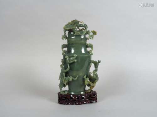 Vase couvert de forme balustre en jade épinard, or…
