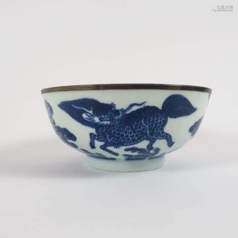 Bol en porcelaine, à décor bleu sur fond blanc de …