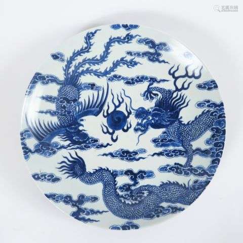 Plat en porcelaine, à décor de phenix et de dragon…