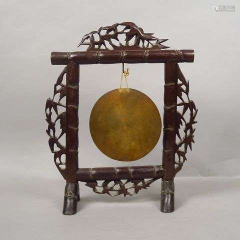 Support de gong en forme de portique, en bois scul…