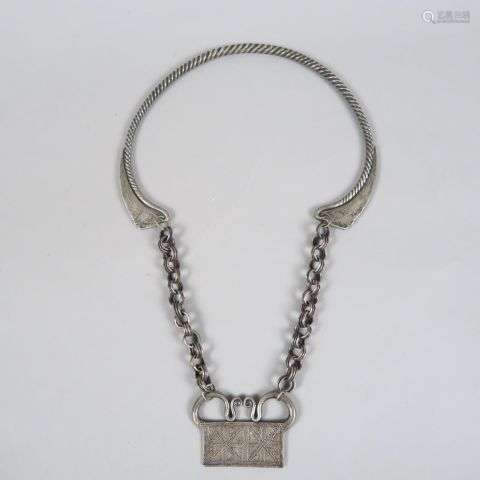 Collier Hmong en argent. Poids. 297 gr