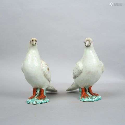 Couple de colombes en céramique émaillée blanc et …