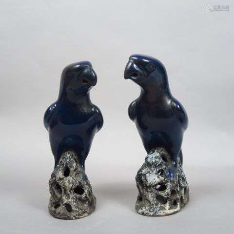 Couple de perruches en céramique émaillée bleue. C…